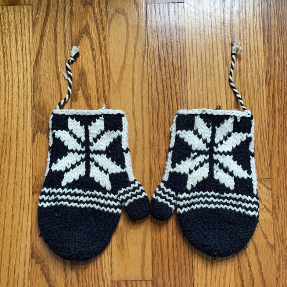 Snowflake Mittens - Picture 5 of 5